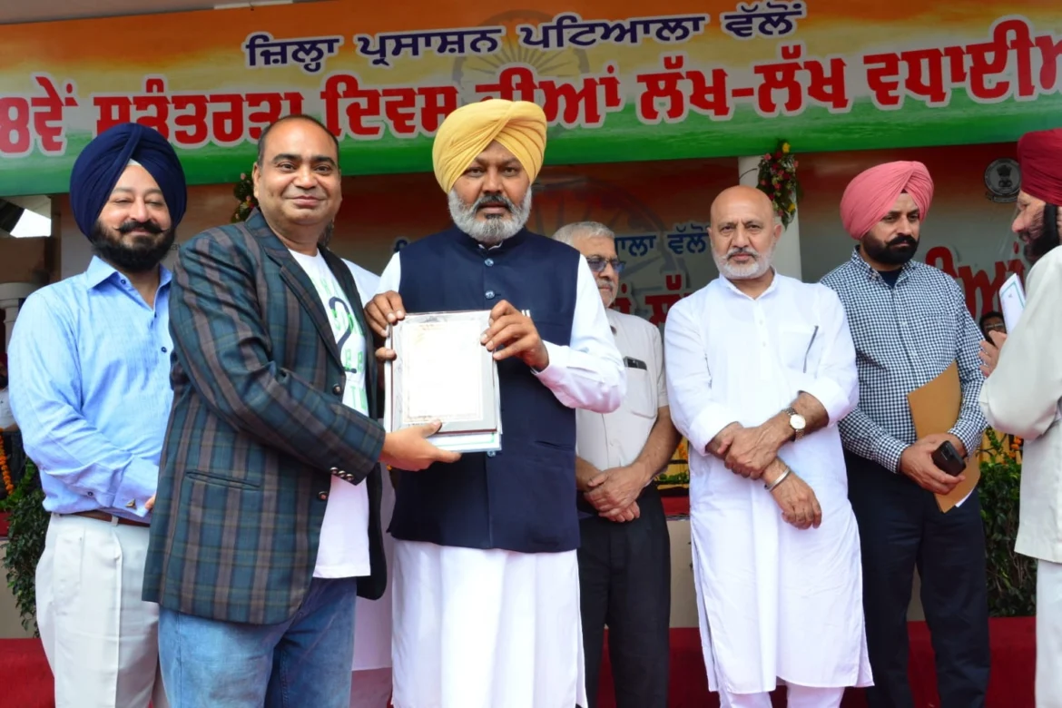 समाज सेवक पुनीत गुप्ता गोपी को स्वतंत्रता दिवस पर किया सम्मानित