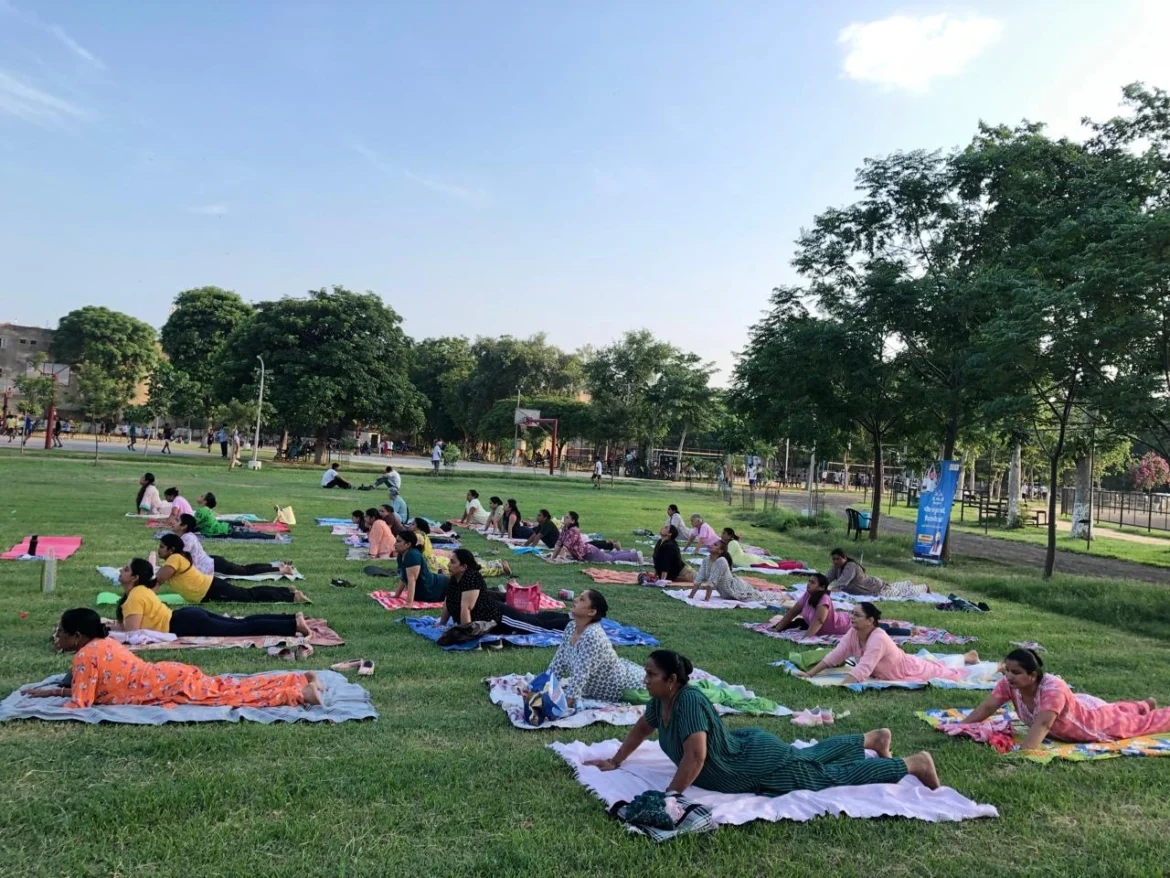 गंभीर बीमारियों से राहत लेने के लिए योगा क्लासों का सहारा लें लोग : डिप्टी कमिश्नर