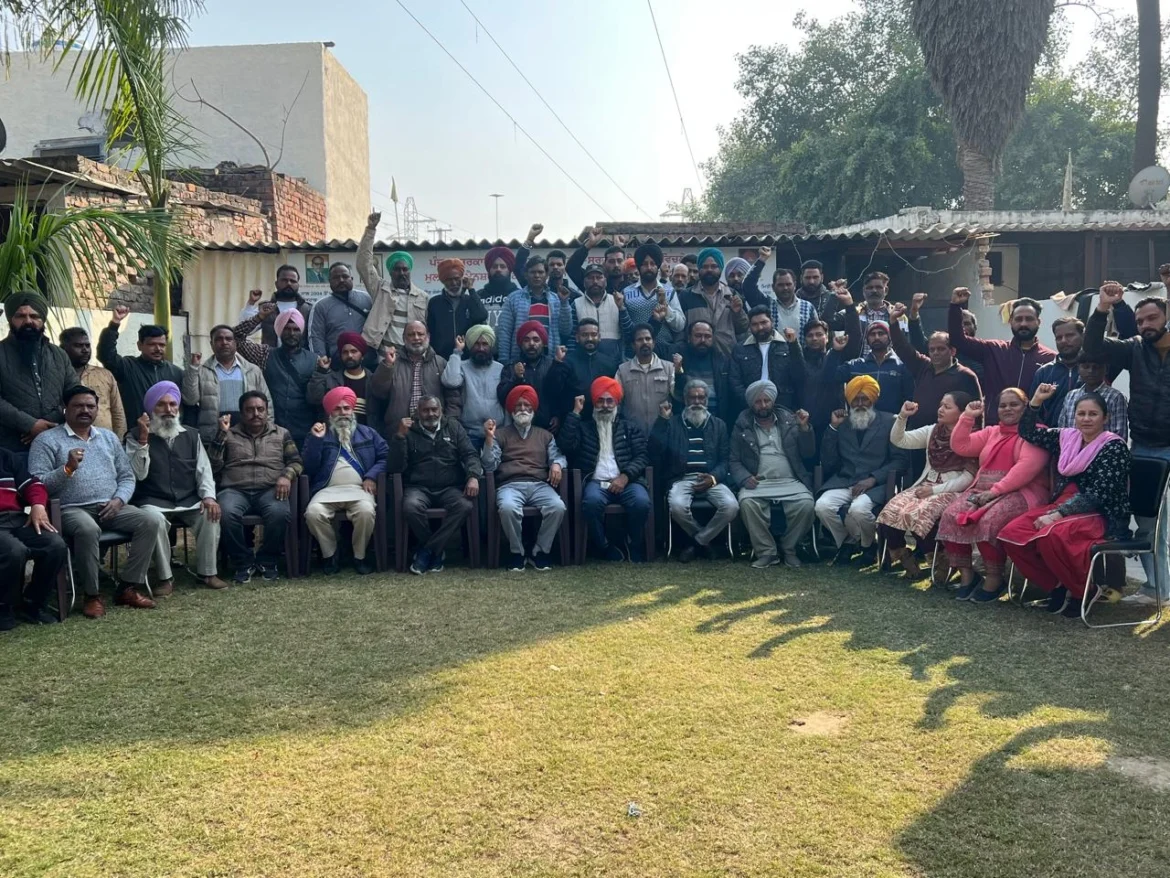 दी क्लास फोर्थ गर्वमैंट इम्प्लाईज यूनियन ने की नारेबाजी