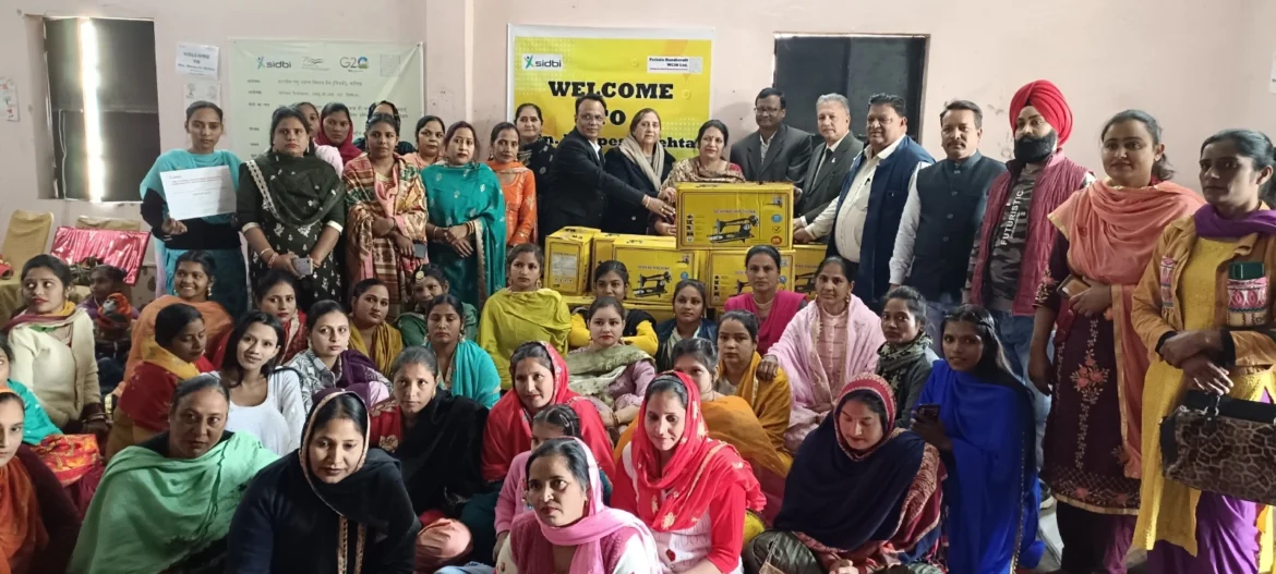 सिडबी ने 30 लड़कियों को सिलाई मशीनें और सर्टिफिकेट बांटे