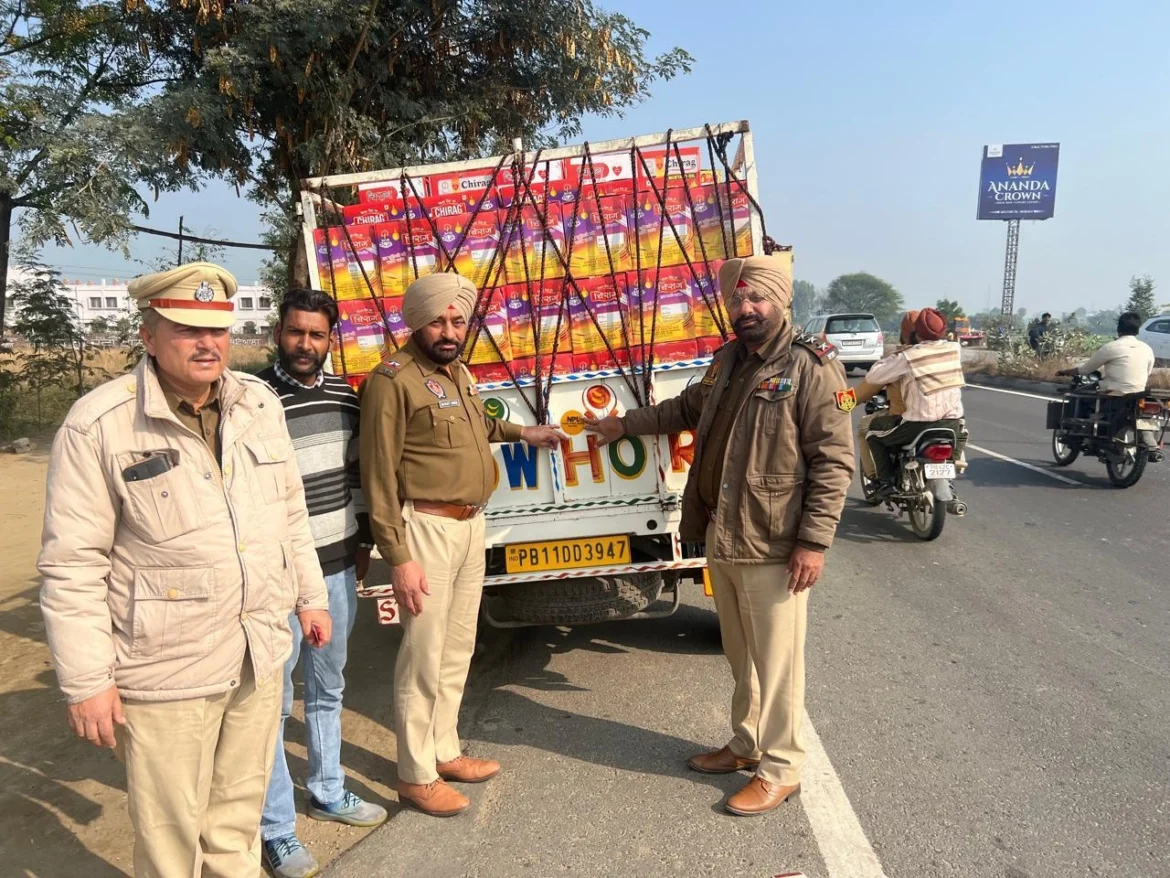 धुंध के मौसम को देखते हुए मुलाजिमों ने लगाए व्हीकलों पर रिफलेक्टर