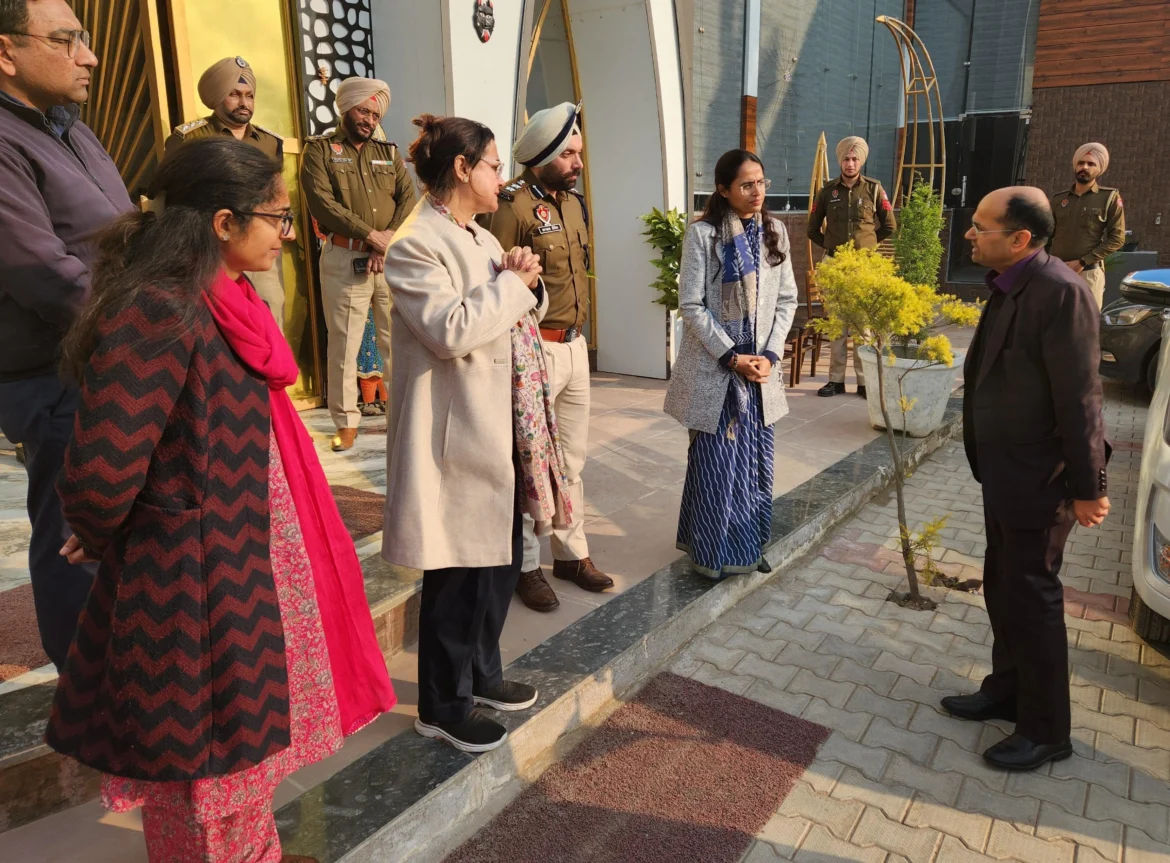 किसान नेता जगजीत डलेवाल के साथ सेहत विभाग के प्रमुख सचिव कुमार राहुल ने की मुलाकात