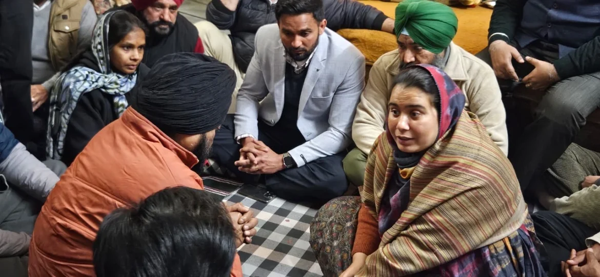 विधायक नरिन्दर कौर भराज ने सडक़ सुरक्षा फोर्स के कांस्टेबल स्व. हरशवीर सिंह के पारिवारिक सदस्यों के साथ दुख सांझा किया