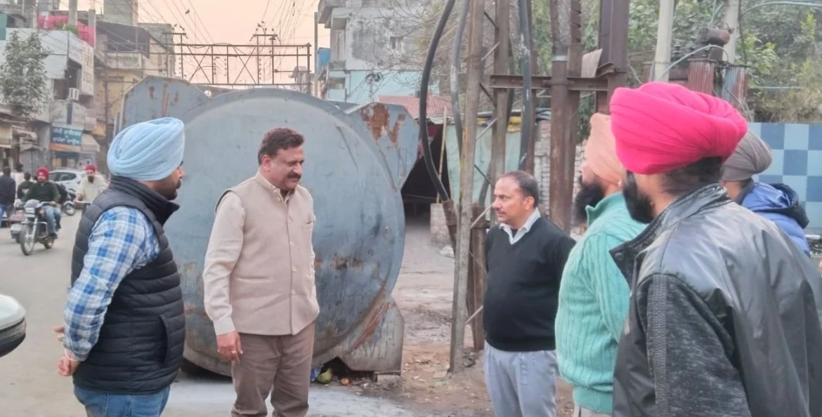 शहर की सफाई व्यवस्था को सुधारने के लिए निगम कमिश्नर ने की चौंकों की चैकिंग