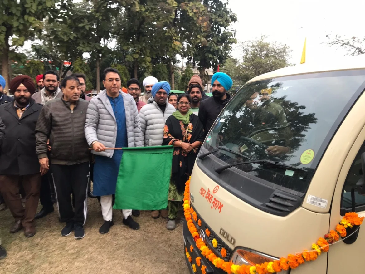 कैबिनेट मंत्री अमन अरोड़ा ने सुनाम शहर में सफाई व्यवस्था को और सुचारू करने के लिए 8 ई- रिक्शा और 3 टाटा एस नगर कौंसिल को सौंपे