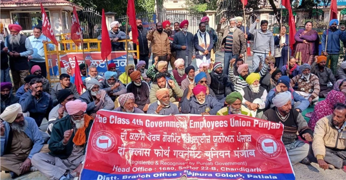 दी क्लास फोर्थ गर्वमैंट इम्प्लाईज यूनियन ने डीसी दफ्तर आगे की नारेबाजी
