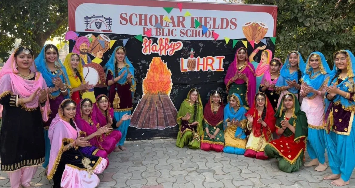 स्कालर फील्डज पब्लिक स्कूल के आंगन में मनाया लोहड़ी का त्यौहार