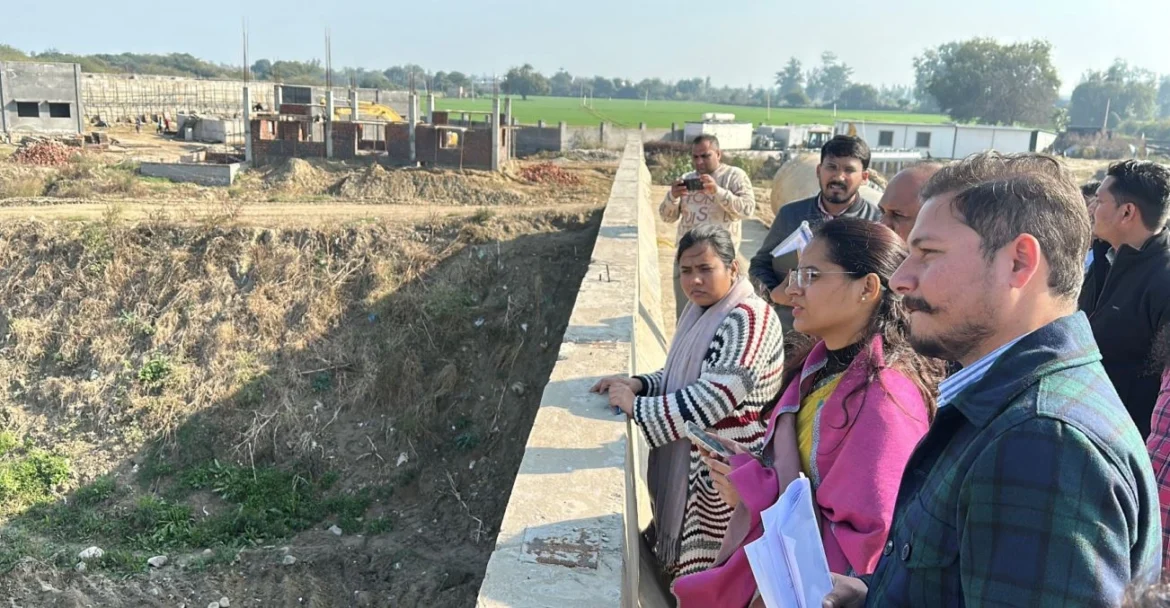 डी.सी. डा. प्रीति यादव द्वारा बड़ी और छोटी नदी के नवीनीकरन और सुन्दरीकरन प्रोजैकट का जायजा