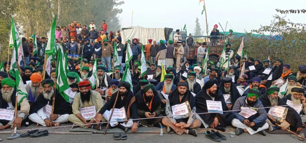 खनौरी बार्डर पर बवाल : 111 किसानों ने काले चोले डालकरकिया मरन व्रत शुरू