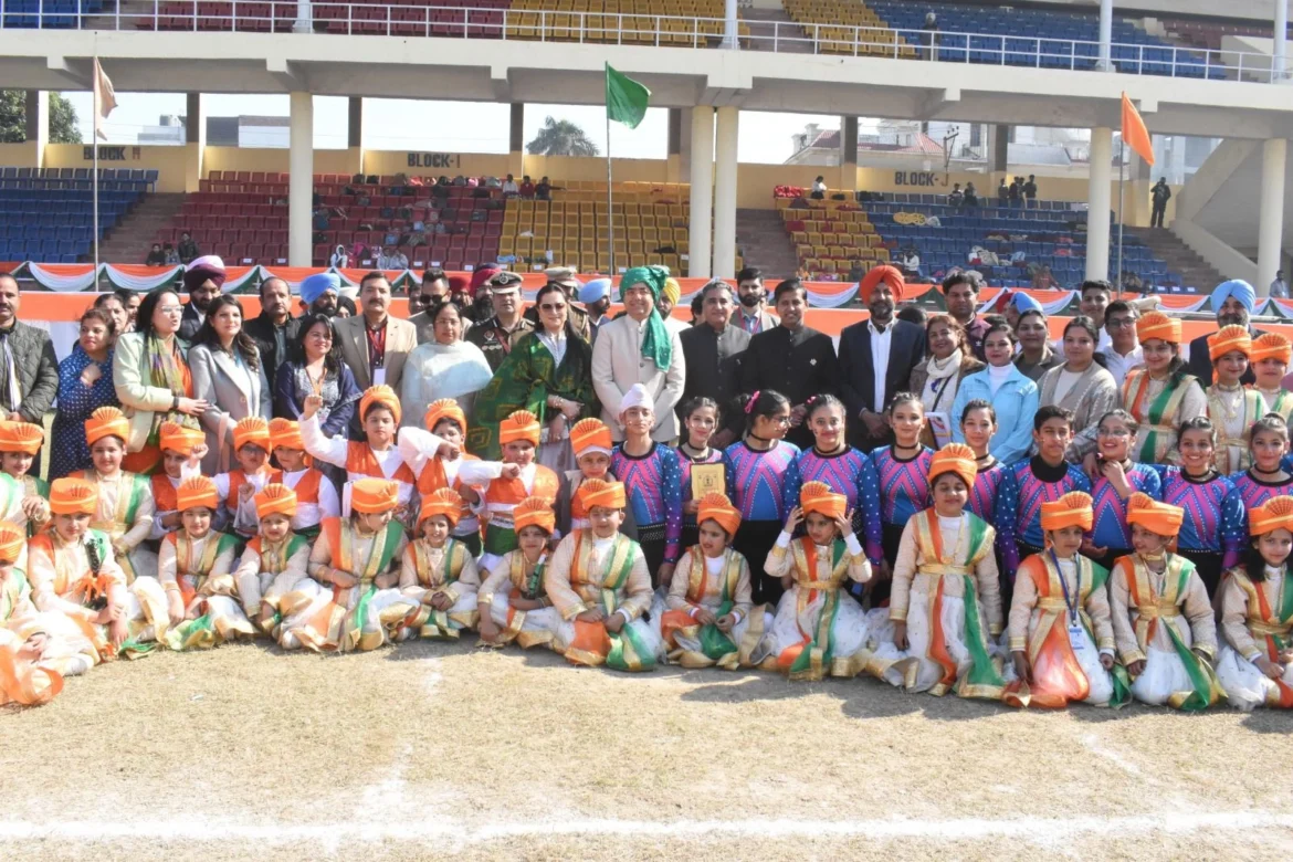 गणतंत्र दिवस समागम दौरान गुरू गोबिंद सिंह स्टेडियम में कैबिनेट मंत्री अमन अरोड़ा ने फहराया राष्ट्रीय ध्वज