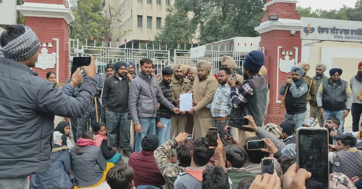 पोस्टों का नोटिफिकेशन जारी होने तक जारी रहेगा धरना प्रदर्शन