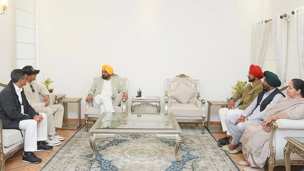 Punjab CM Meets Shubman gill and Arshdeep singh