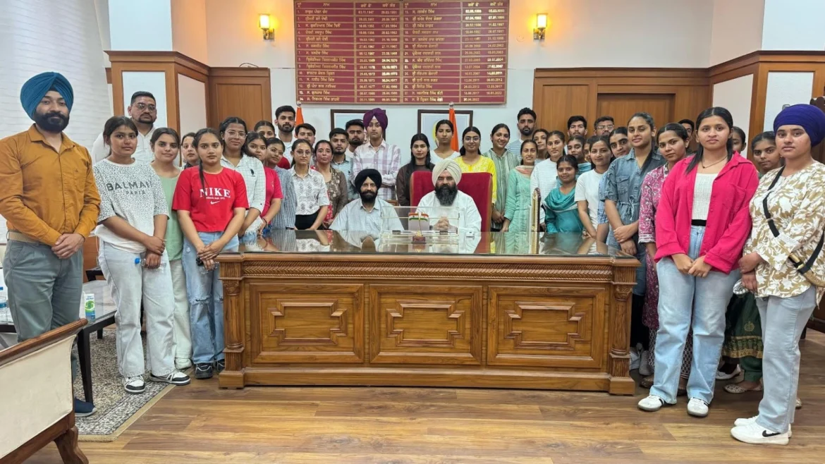 पंजाब डिप्टी स्पीकर छात्रों से मिले