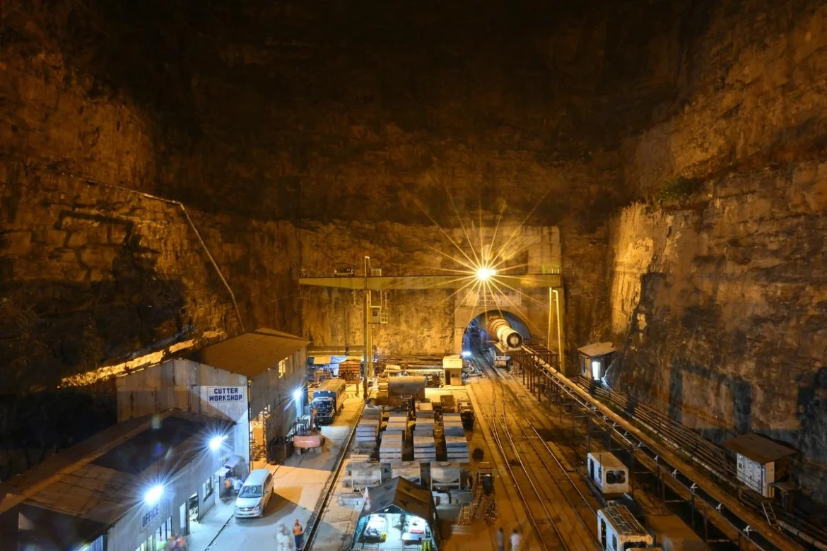 तेलंगाना में श्रीशैलम लेफ्ट बैंक कैनाल सुरंग ढहने के बाद फंसे श्रमिकों को बचाने के लिए चल रहा अभियान