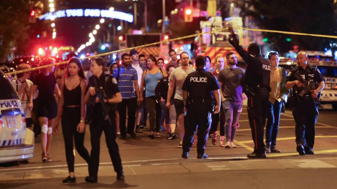 टोरंटो गोलीबारी 12 लोग घायल