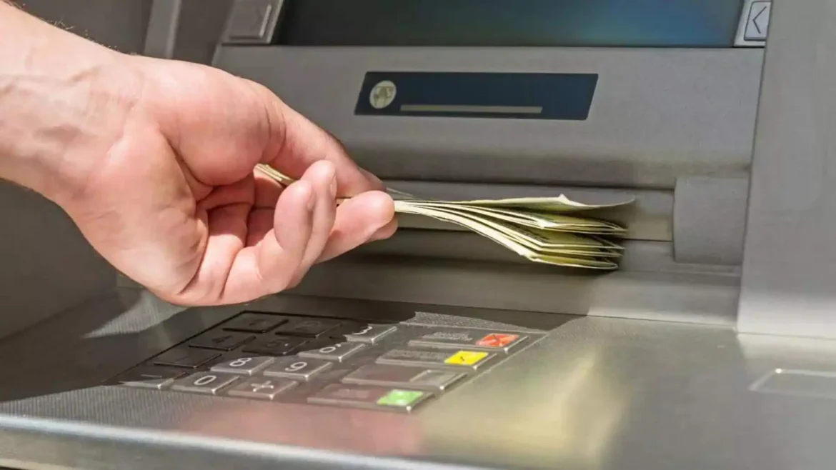 ATM से पैसे निकालना महंगा, RBI ने शुल्क बढ़ाई