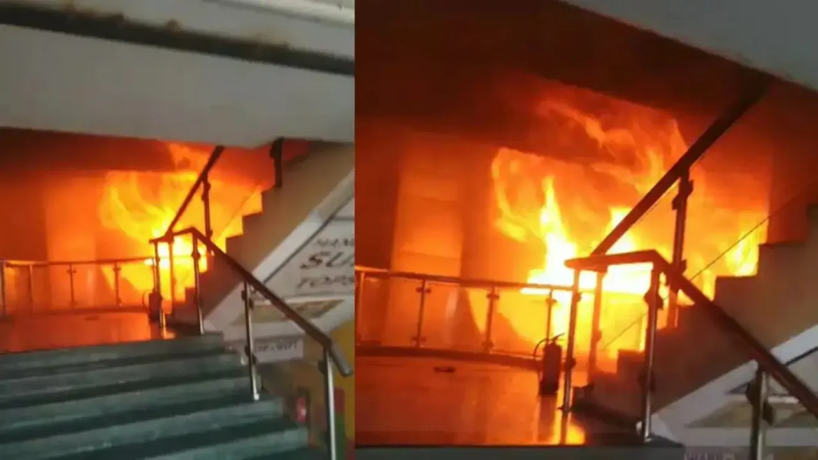 नोएडा के सेक्टर 18 में आग