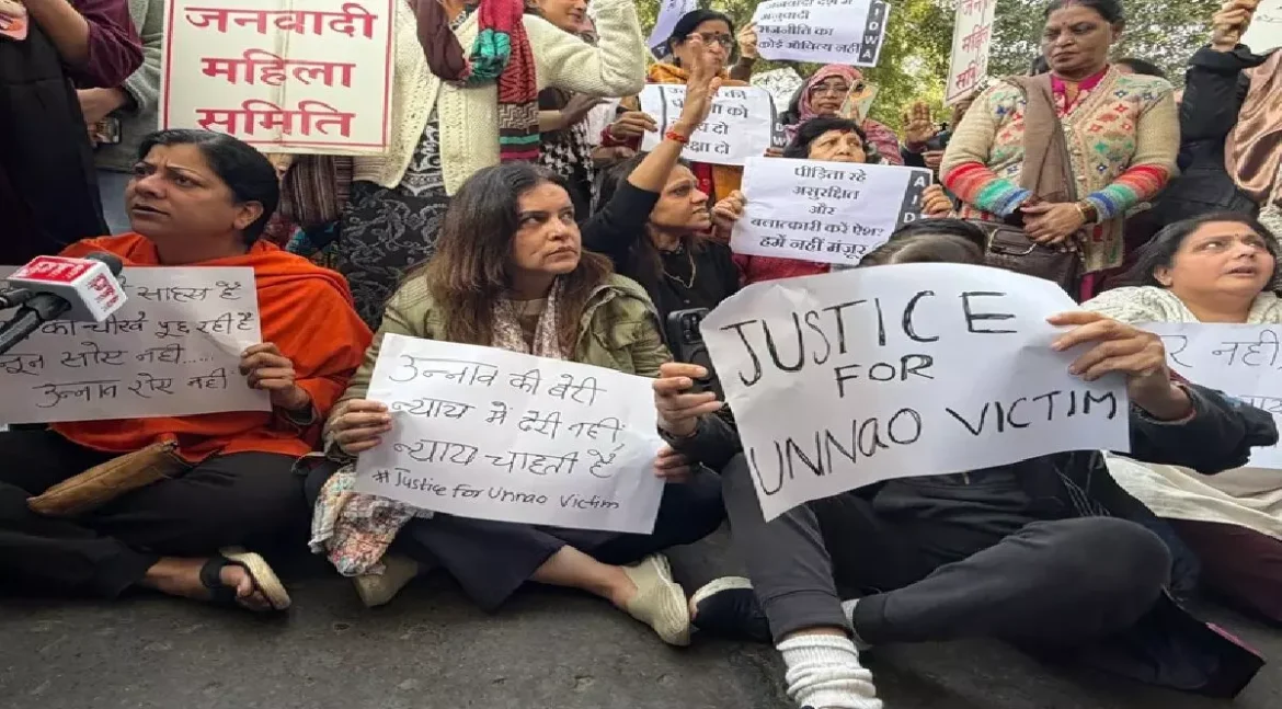 उन्नाव दुष्कर्म केस: दिल्ली हाईकोर्ट के बाहर लोगों का प्रदर्शन