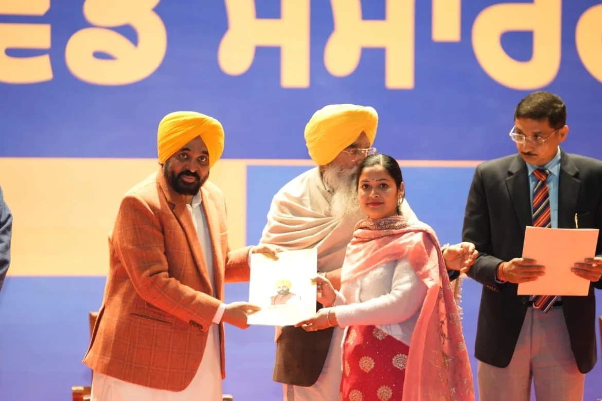 नियुक्ति पत्र देते मुख्यमंत्री मान