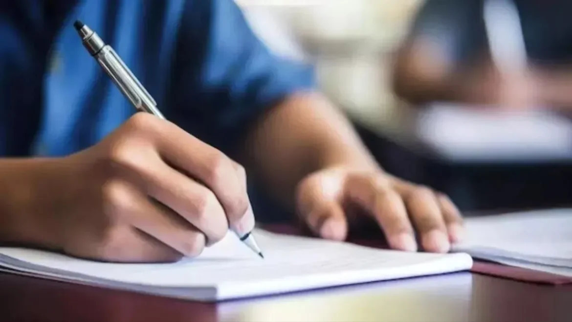 छात्रा ने खुद की जगह पेपर देने सहेली को भेजा