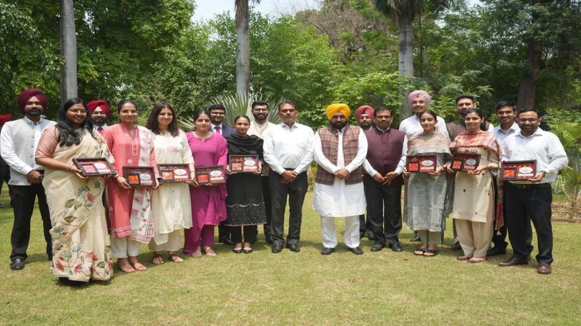 cm mann with UPSC 2025 candidates
