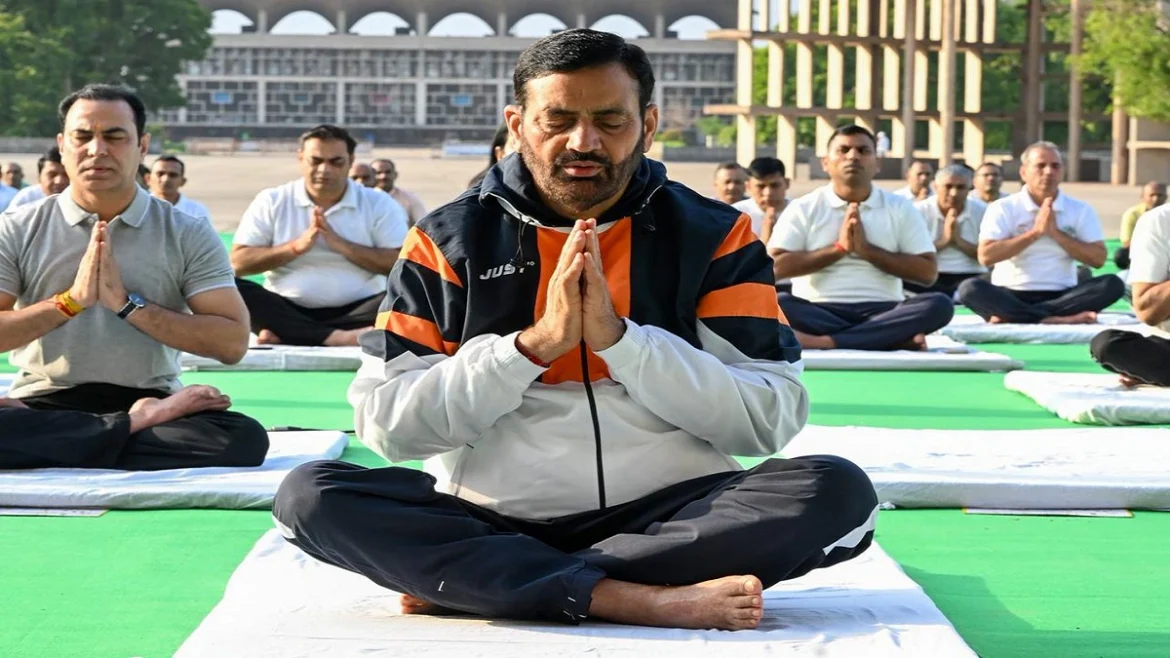 हरियाणा विधानसभा में योग प्रशिक्षण कार्यक्रम