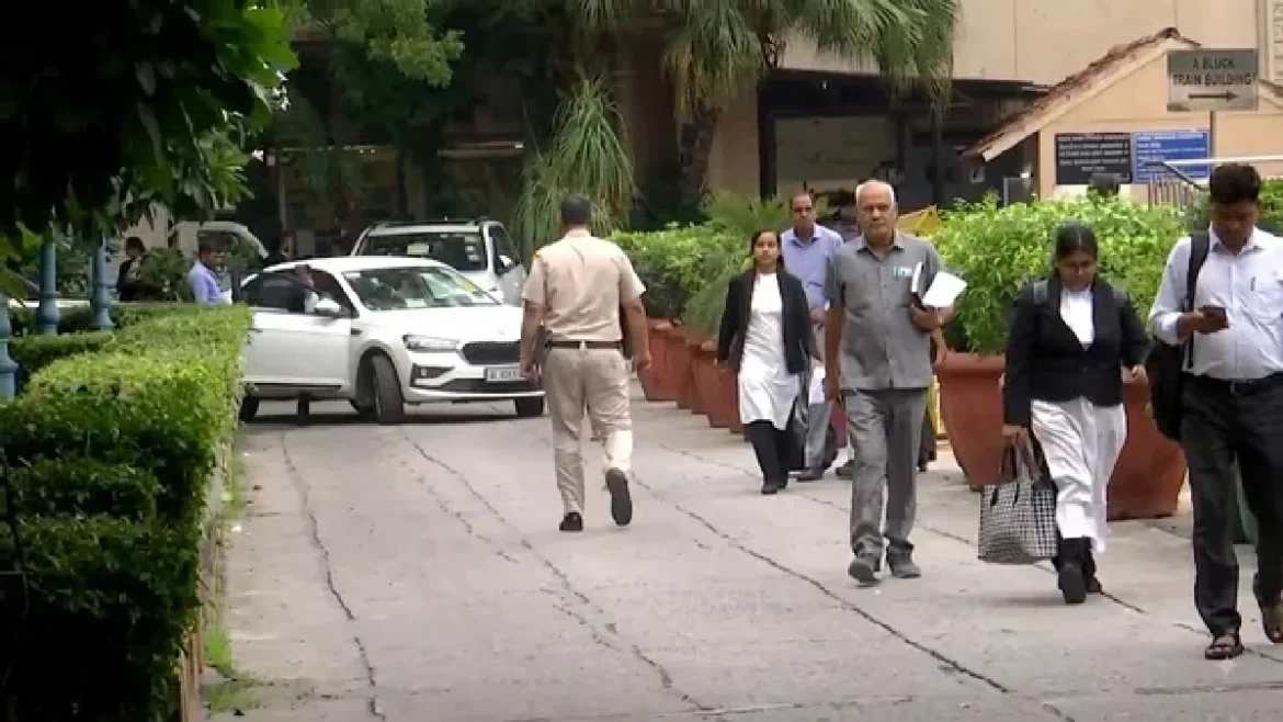 delhi bomb threat news