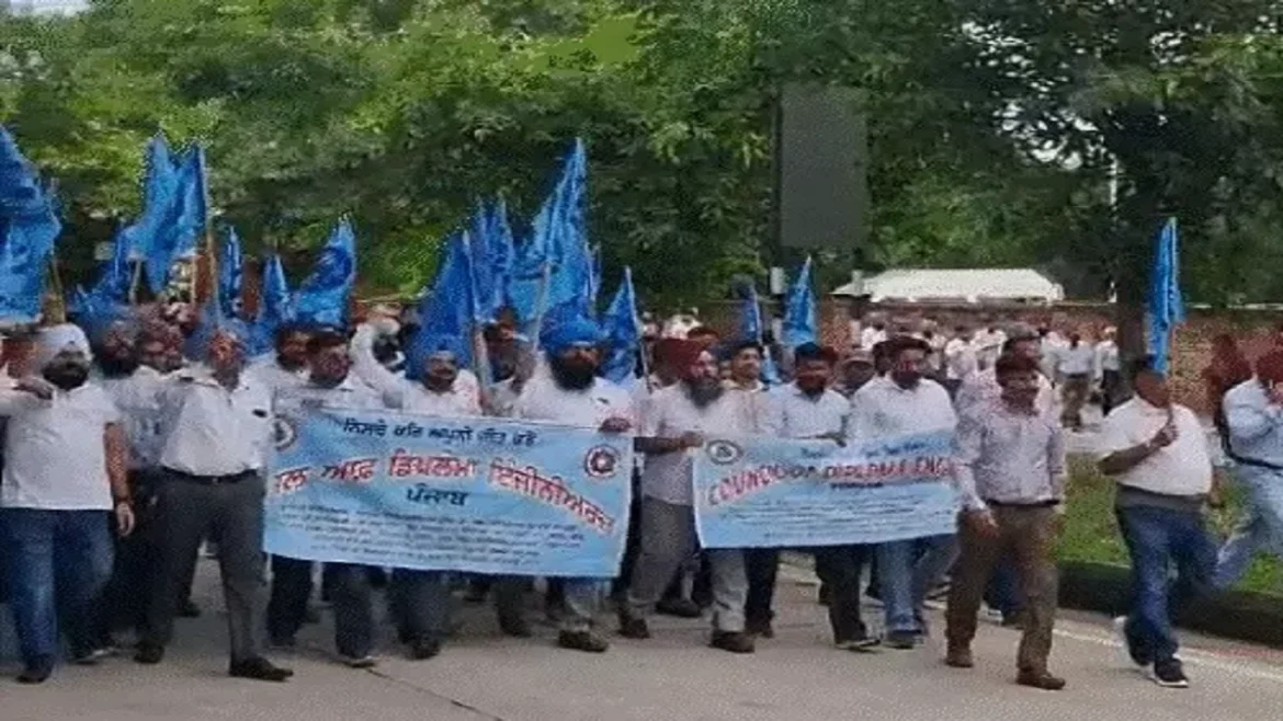 कर्मचारी चंडीगढ़ रैली