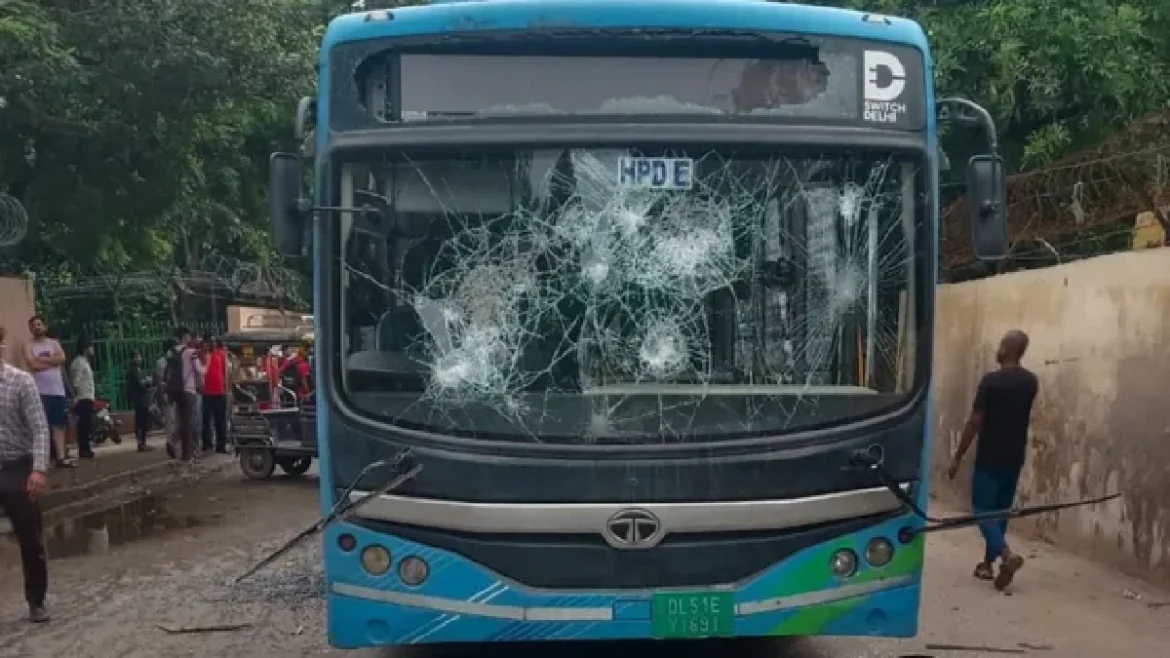 डीटीसी बस ने स्कूली छात्रा को कुचला