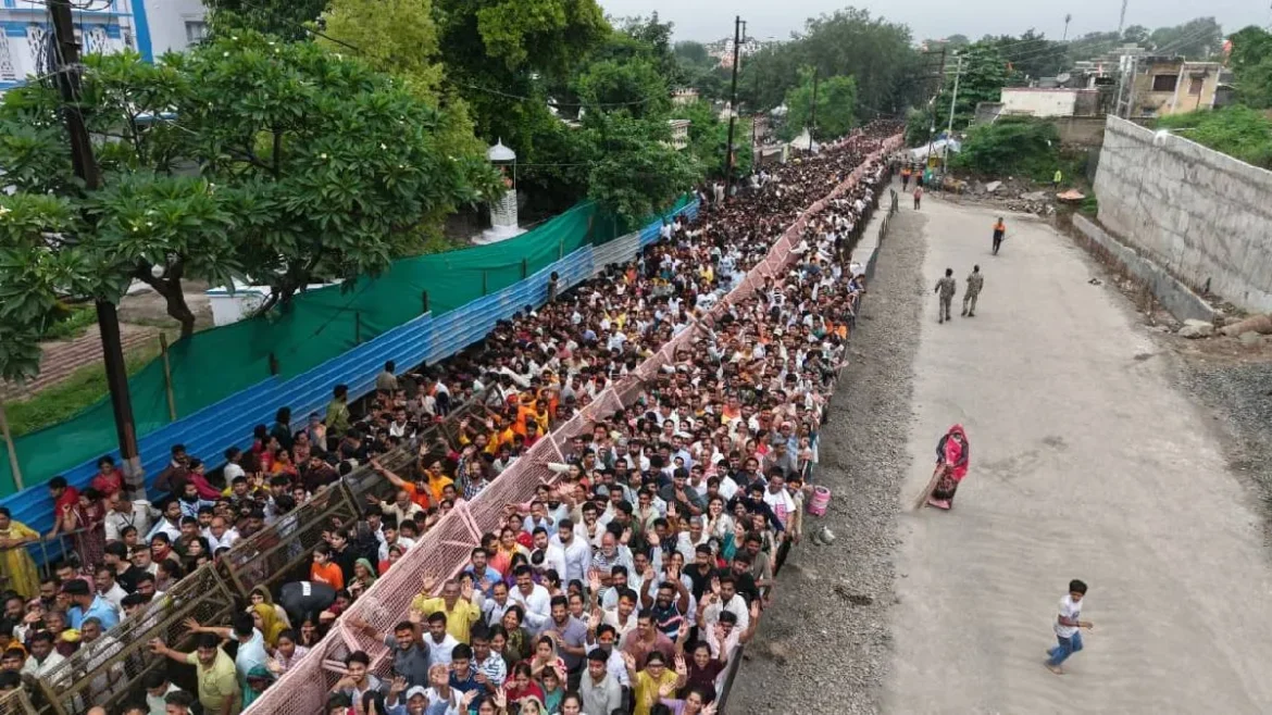 नागचंद्रेश्वर मंदिर के बाहर भीड़