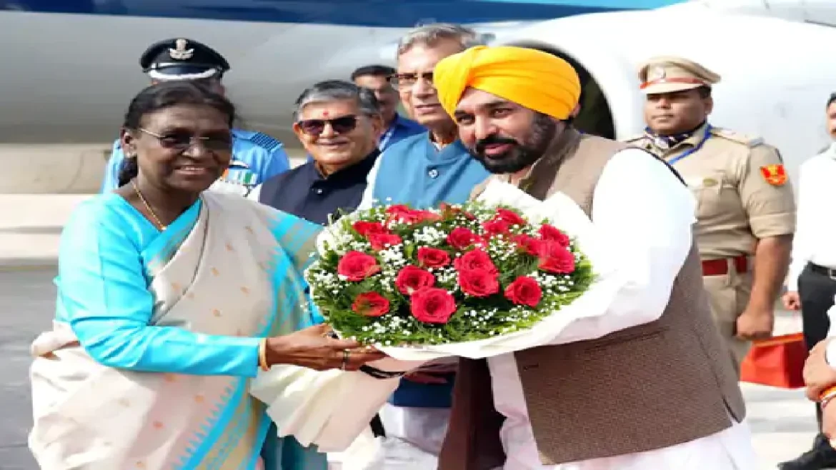 द्रौपदी मुर्मू को गुलदस्ता भेंट करते हुए CM मान